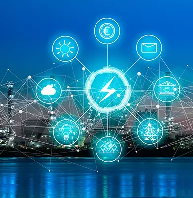 virtuelle Icons zum Energiemanagement im Hintergrund eine Industrieanlage