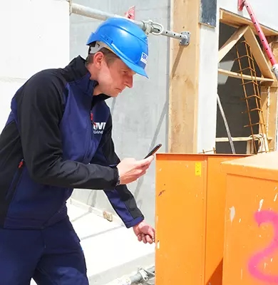 TÜV Thüringen Arbeitsschutzexperte prüft einen Bauschaltkasten auf einer Baustelle