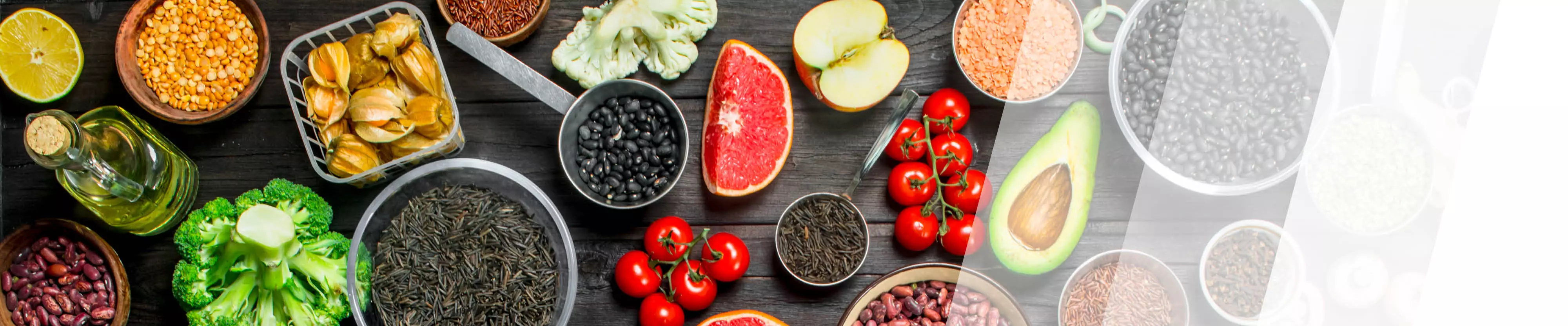 Lebensmittel wie Tomaten, Apfel, Avocado, Bohnen, Broccoli 