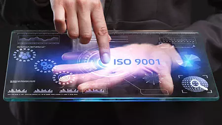 Virtueller Impuls auf einer Hand mit der Aufschrift ISO 9001