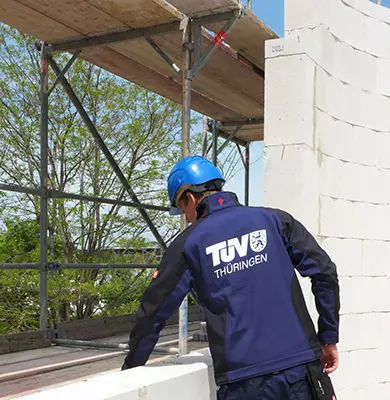 Arbeitssicherheitsexperte prüft ein Baugerüst auf Sicherheit