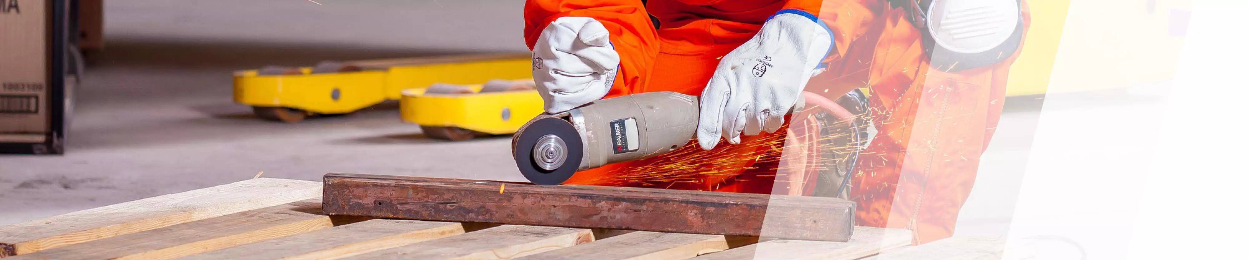 Arbeiter mit Schutzbrille und Handschuhen benutz einen Trennschleifer